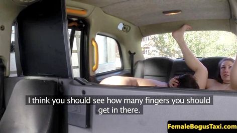 Брюнетка потрахалась с водительницей женского такси
