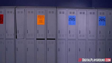 Мускулистые мужики жарят латинку в пилотку посреди раздевалки