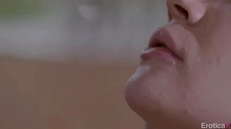 Сельский мужик вставил в молодую телку с села на террасе