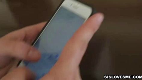 Парень вставил член в лоно блондинки со связанными глазами