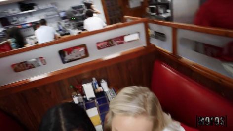 Парень с большим членом устроил тройничок с официантками